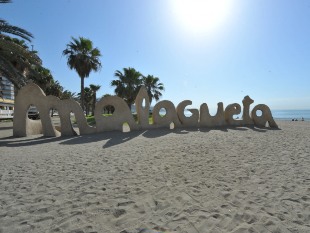 Playa de la Malagueta, letras que conforman el nombre de la playa en un día soleado