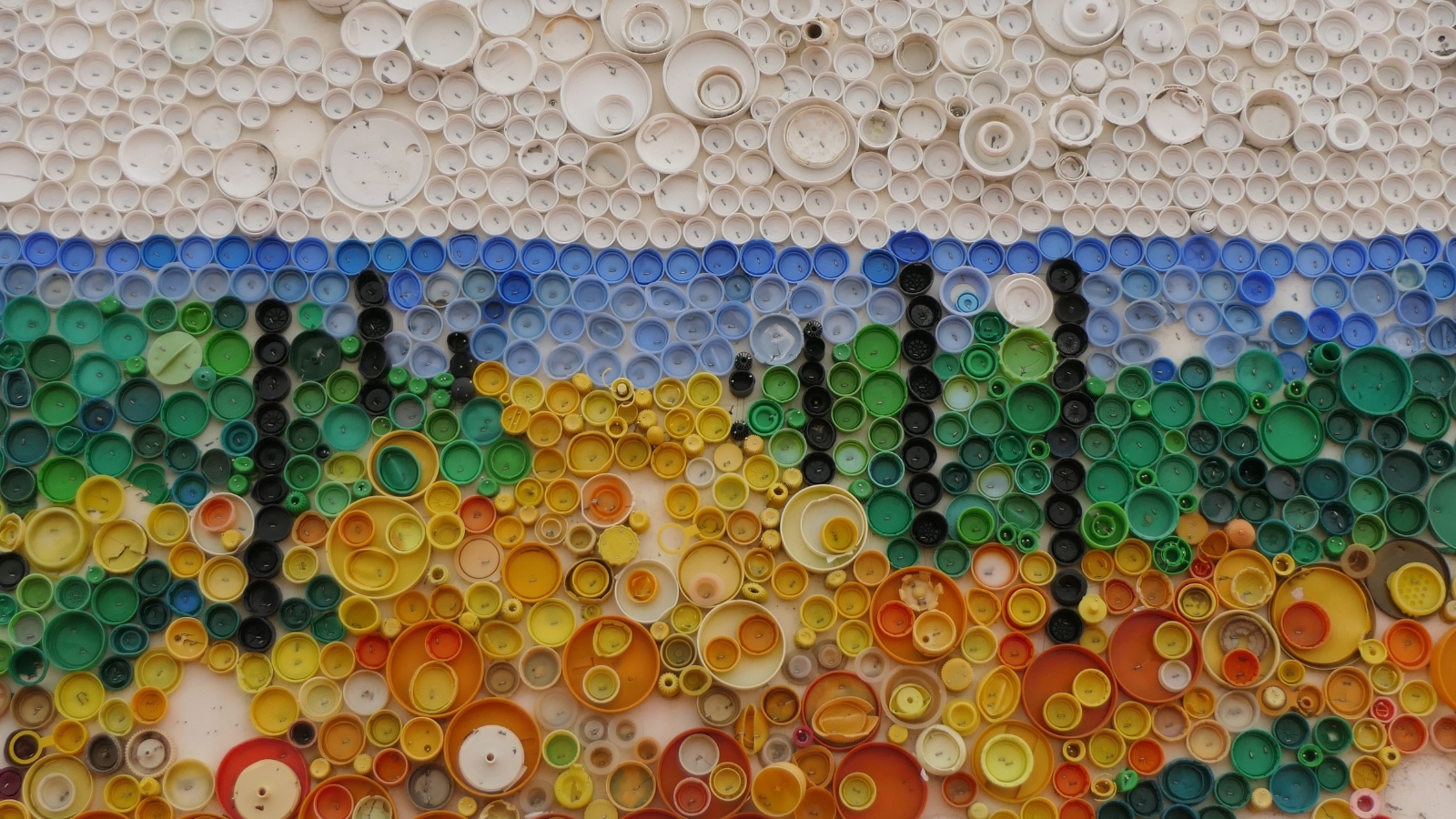 Mosaico hecho de tapones de plástico