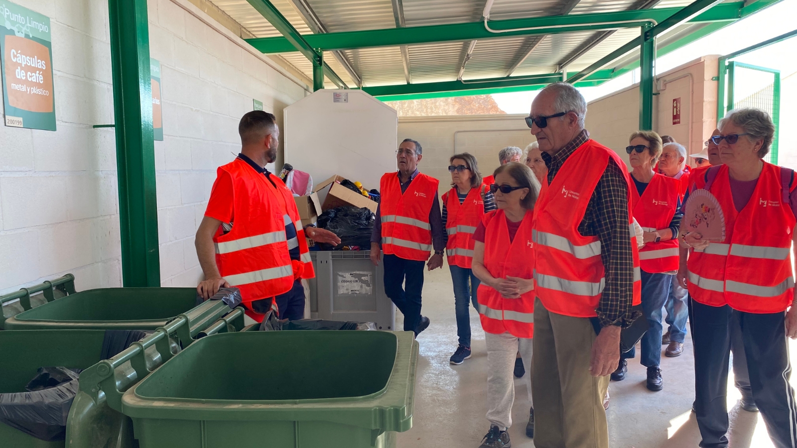 Un operario de Limasam explica a los miembros de la Asoc. de mayores Doctor Marañón la recogida de residuos en el punto limpio de Málaga Norte