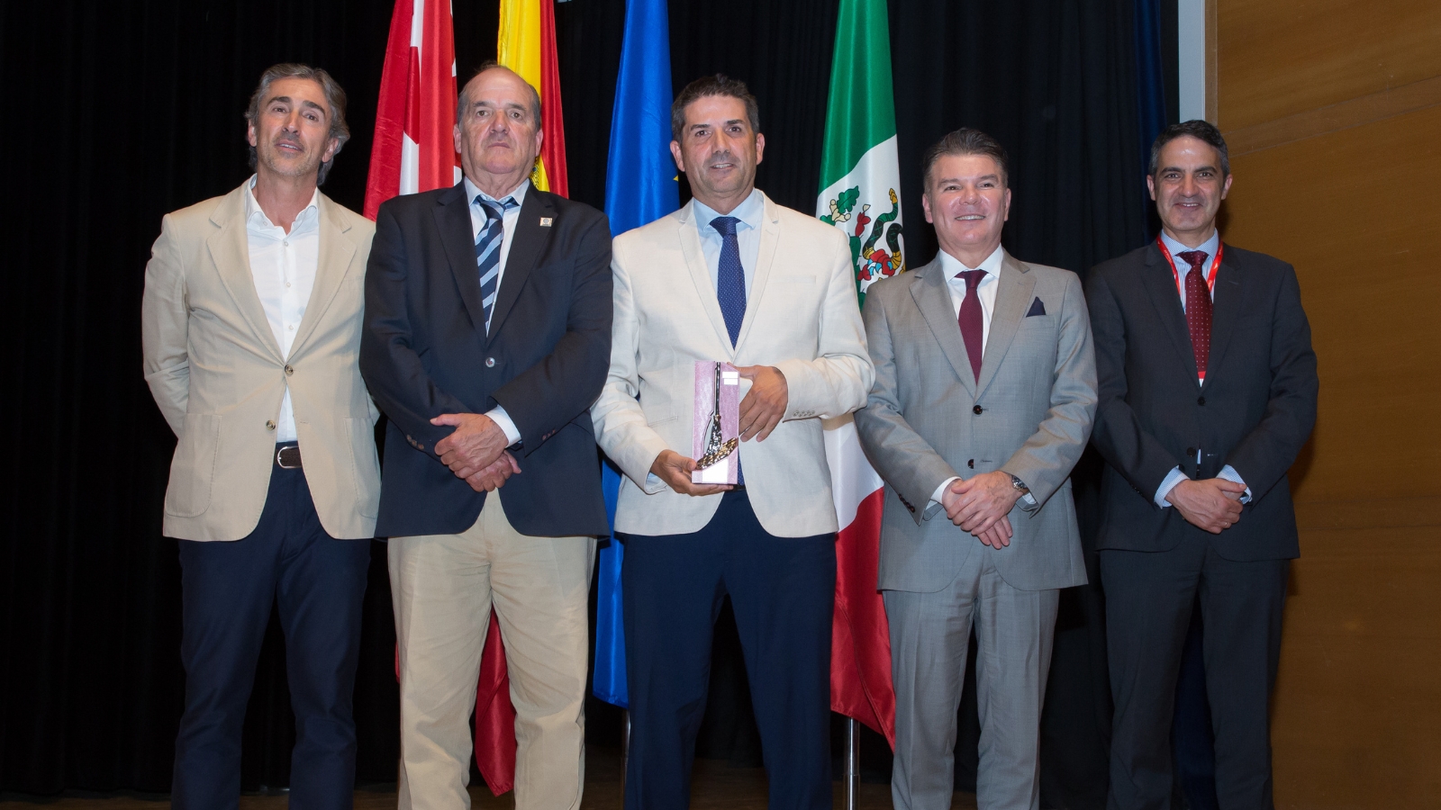 El director gerente, Raúl García Paine, recoge el premio 'Escoba de Platino'